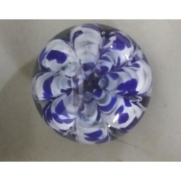1973 St Clair White-Blue Flower Controlled Bubble Glass Paperweight NOS - Picture 2 of 3